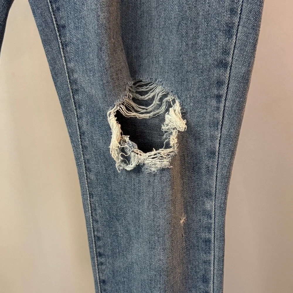 Levi's Women's 711 Skinny Jeans distressed NWT 31